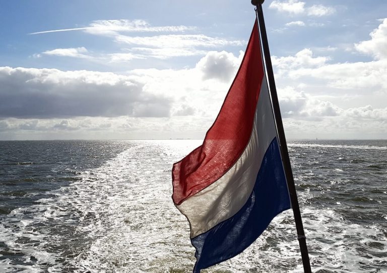 Vlag op boot Nederlandse Zee uitgelichte afbeelding op Vishandel Waninge in Lochem uit de Achterhoek